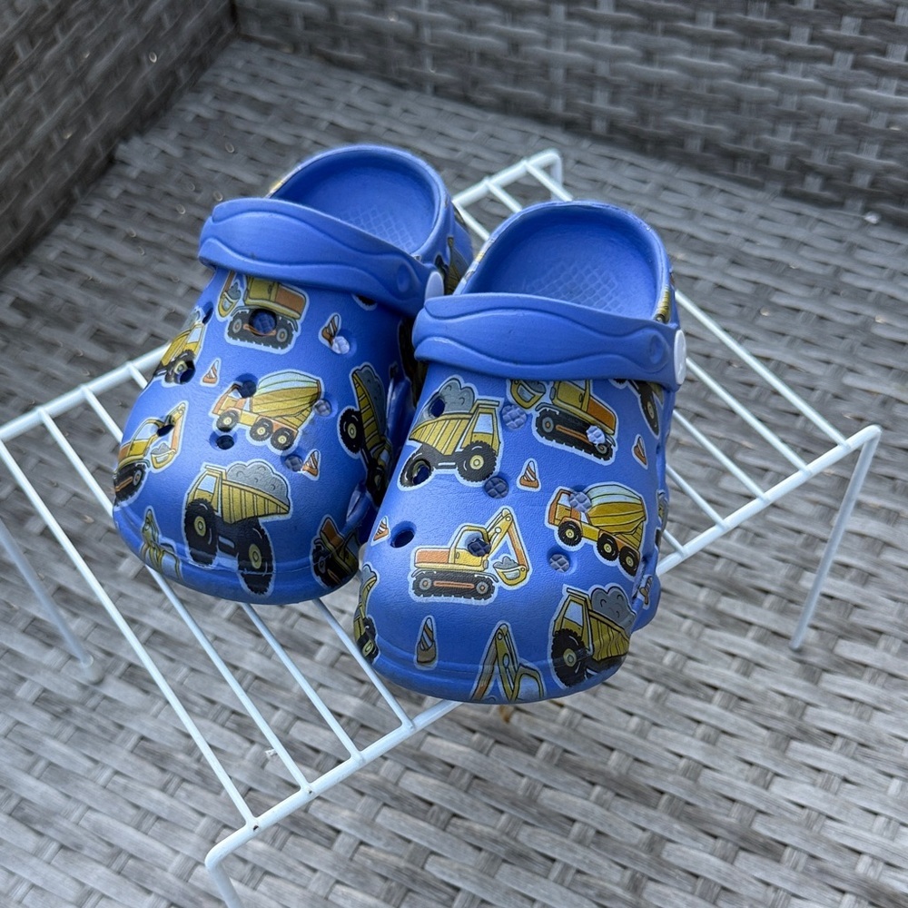 Kids Blue Yellow Clogs for Beach/Pool/outdoor indoor Size 1.5 Cute